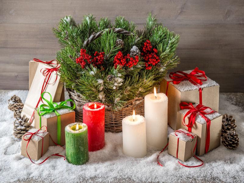 白色背景下的圣诞节装饰与燃烧的蜡烛