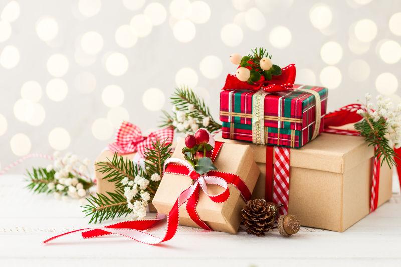 白色背景上的圣诞节装束