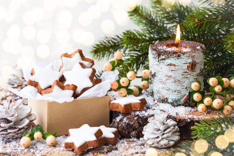 圣诞曲奇饼干蜡烛与圣诞树