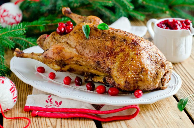 放在木桌上的美味烤鸭