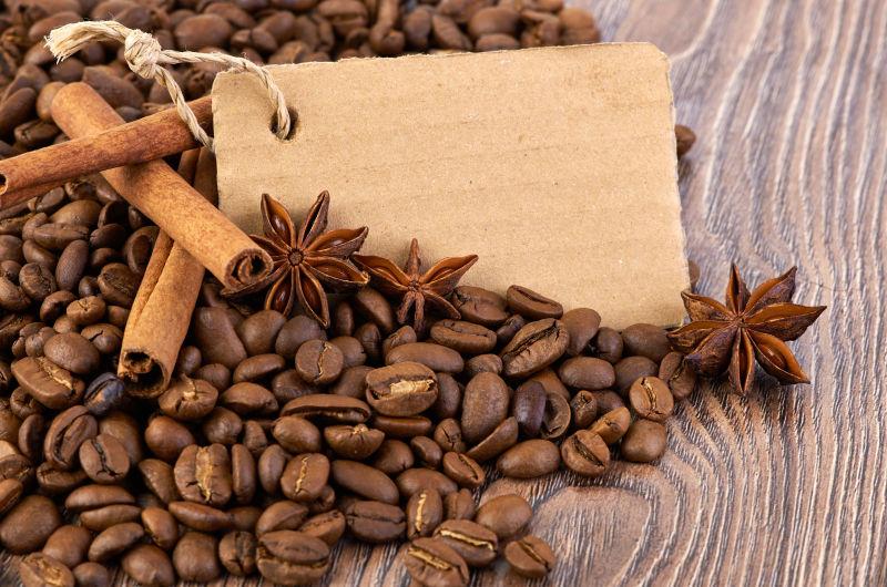 木桌上的咖啡咖啡豆和香料
