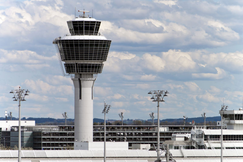 蓝天白云下的慕尼黑机场塔楼