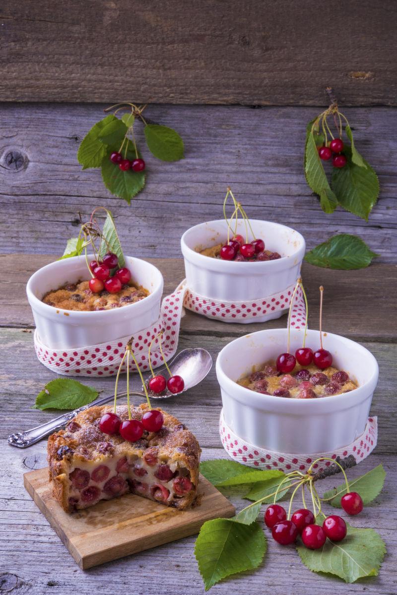 木桌上白色盘子里的樱桃蛋糕