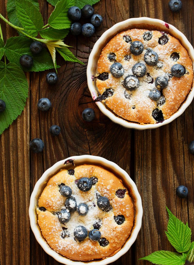 木纹理桌上的蓝莓水果馅饼