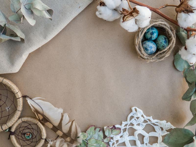 牛皮纸上面的有复活节彩蛋的装饰