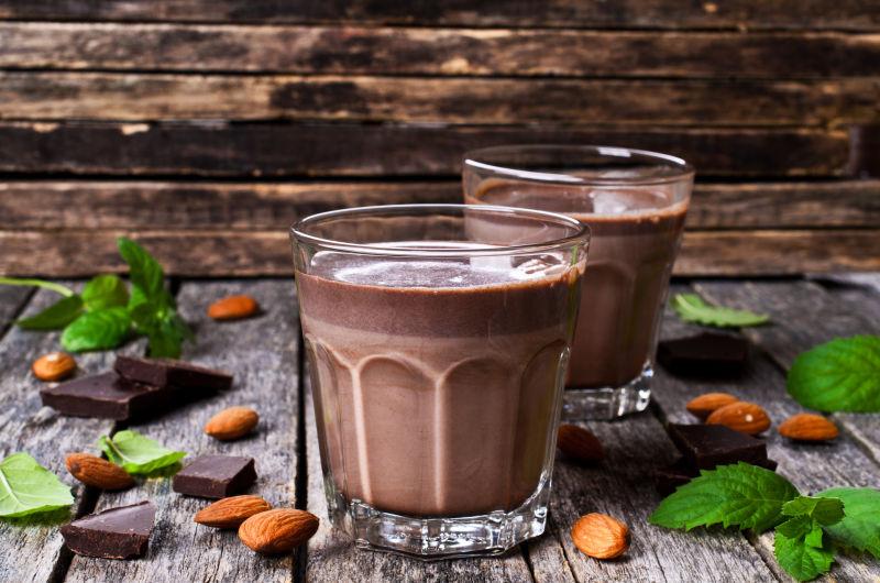 木桌子上的两杯可可和巧克力薄荷