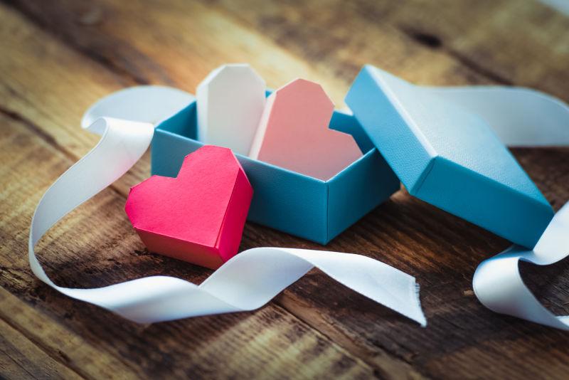 木桌上的明亮的纸心