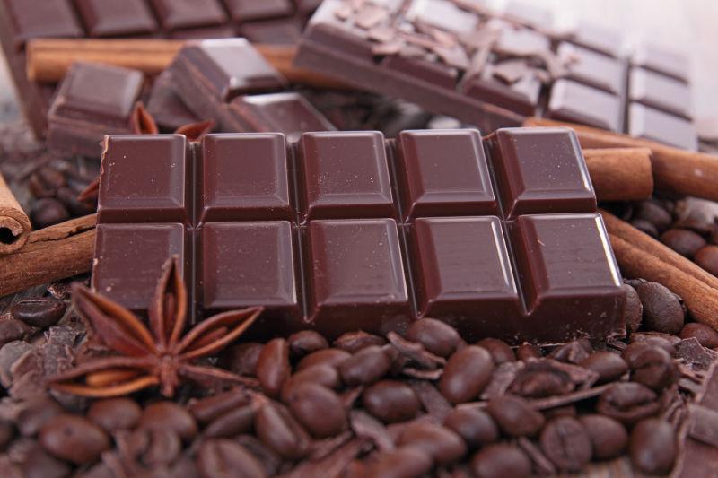 咖啡豆上的巧克力和桂皮茴香等调味料