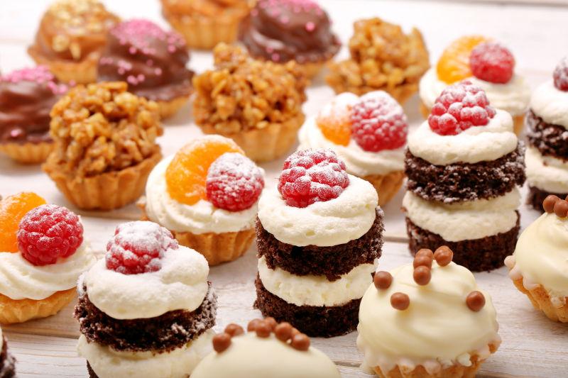 白色背景上的浆果蛋糕和坚果蛋糕