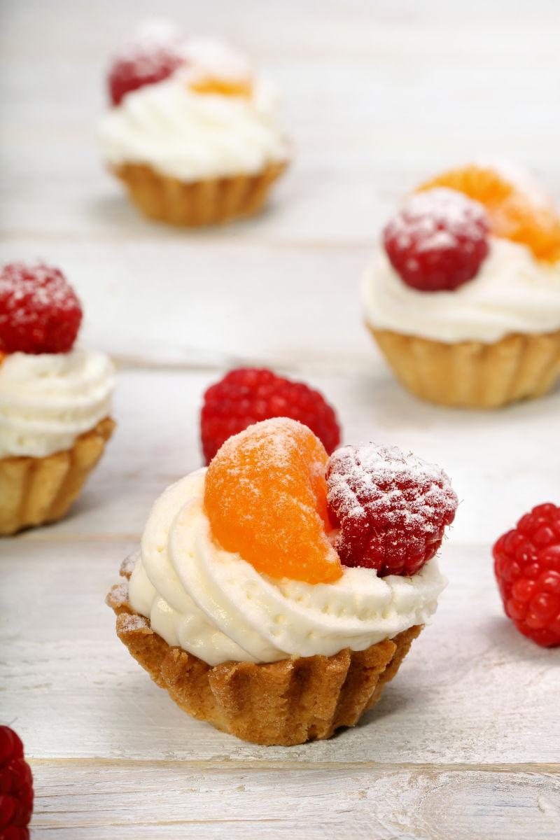 白色背景上的白奶油水果松饼