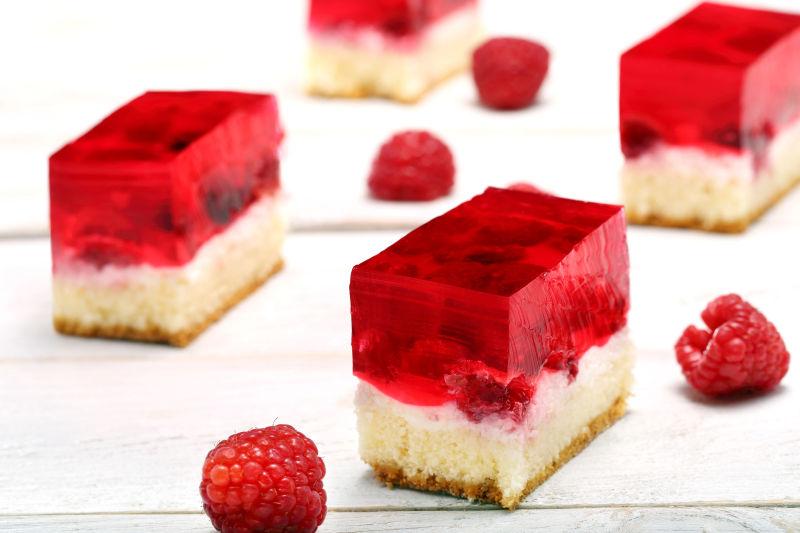 白色背景上的覆盆子果冻蛋糕