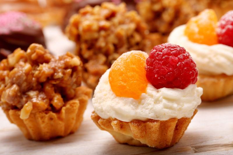 白色背景上的白奶油水果和坚果松饼