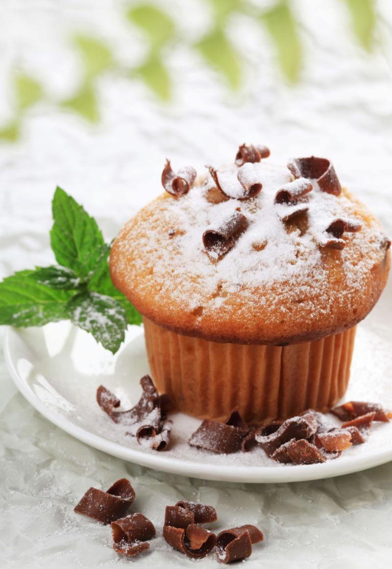 白色背景上的新鲜蛋糕松饼和巧克力屑