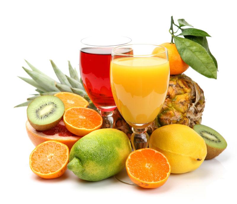 白色背景上各种水果和果汁