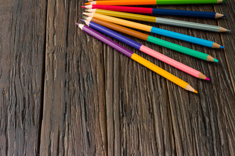 两头削尖的彩色铅笔