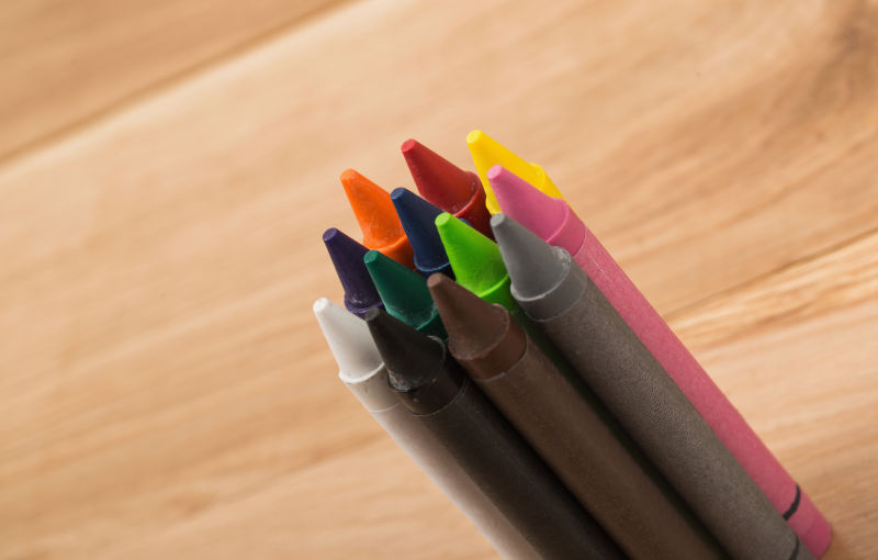 木桌上的12只蜡笔