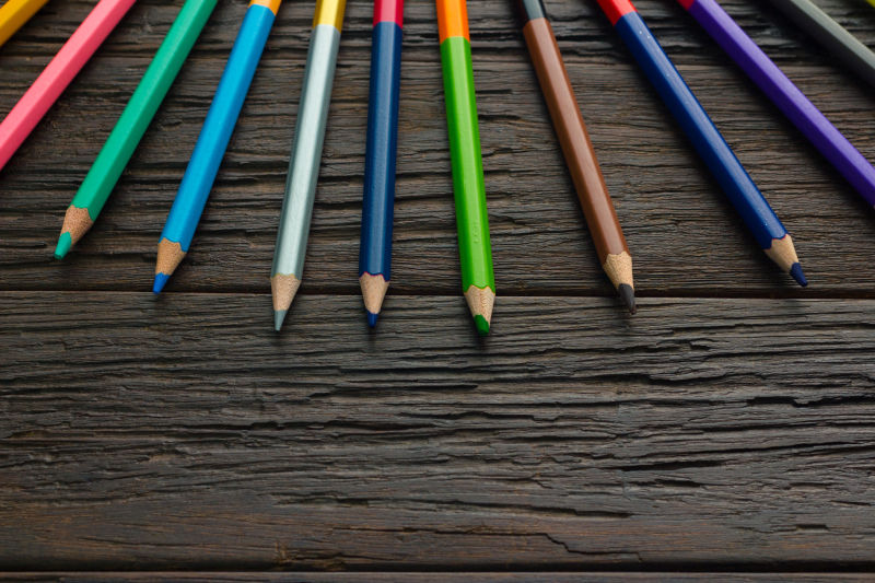 一字排开的彩色铅笔