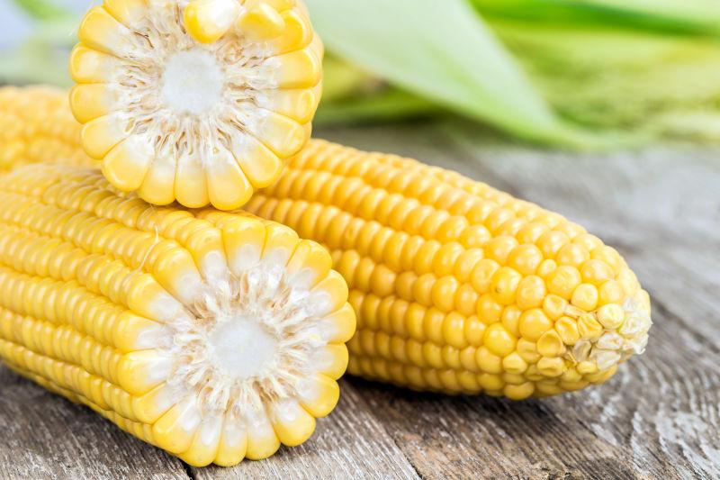 木板上的成熟的新鲜玉米