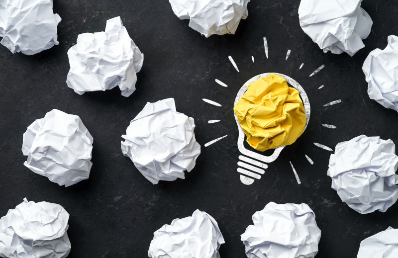 皱巴巴的纸和发光的灯泡