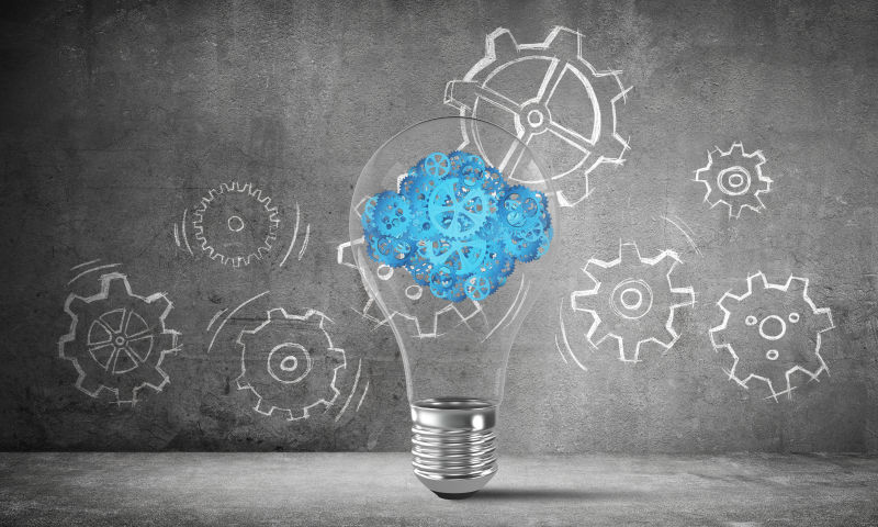 灰色背景下内置有云层的灯泡和齿轮机构