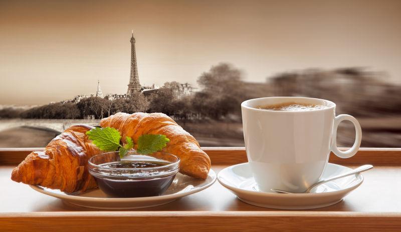 法国巴黎埃菲尔铁塔模型与羊角面包