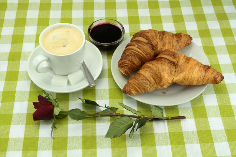 餐桌上的面包与咖啡