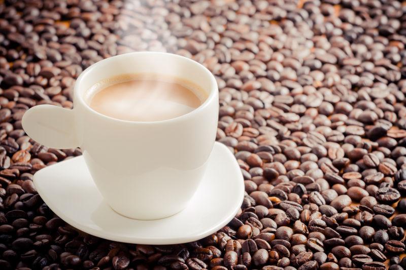 棕色的咖啡豆和上面的咖啡