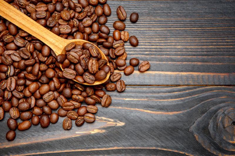 黑色木桌上的咖啡豆