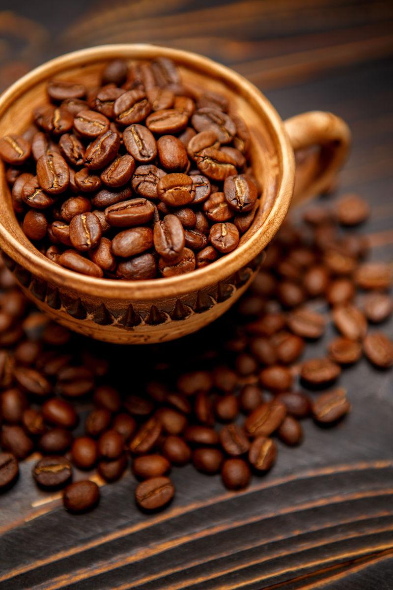 复古杯子里的咖啡豆