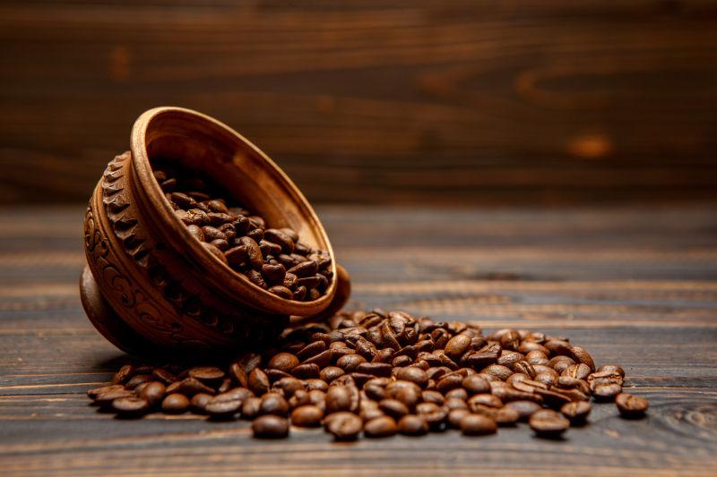 马克杯撒落出来的咖啡豆