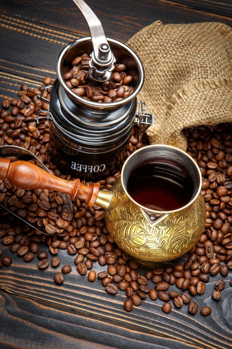 咖啡机和桌子上的美味咖啡