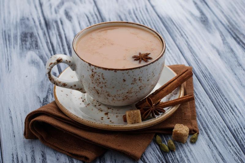 木桌上的印度咖喱香料茶