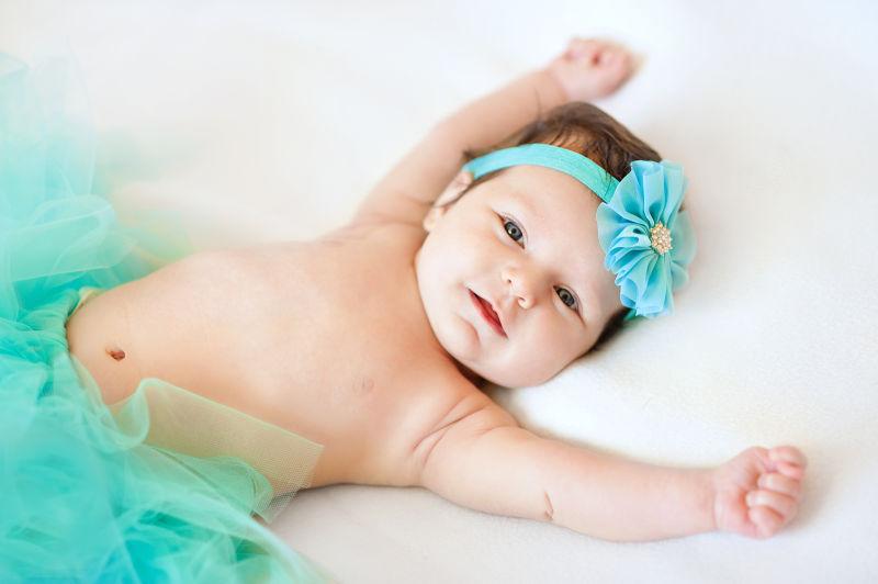 快乐的婴儿举起手来