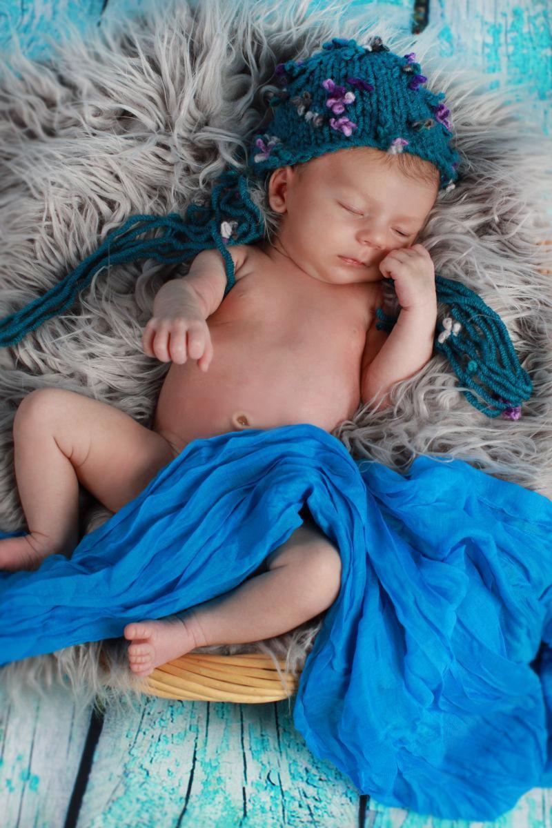 睡在皮毛篮子里的新生婴儿