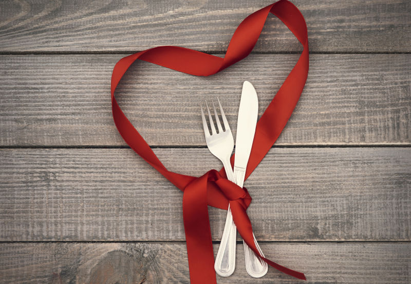 心形带子和刀叉