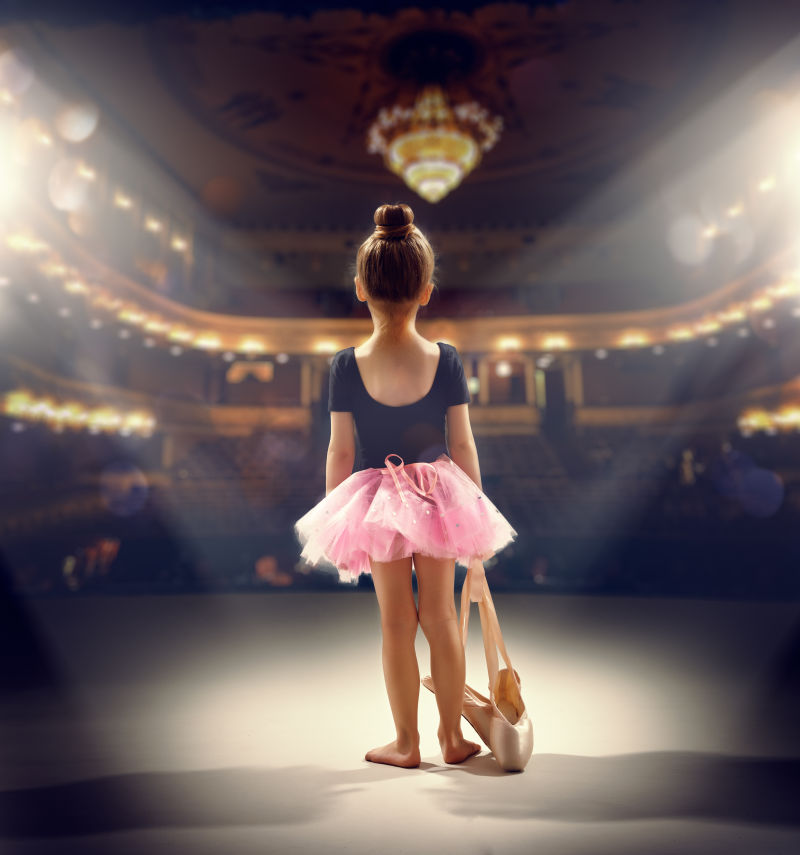 跳芭蕾舞的小女孩