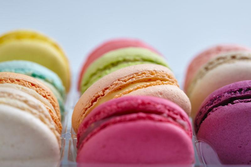 竖放着的马卡龙甜点