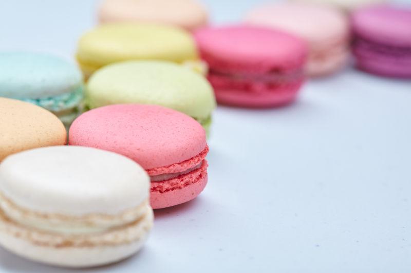 白色桌面上的马卡龙甜品