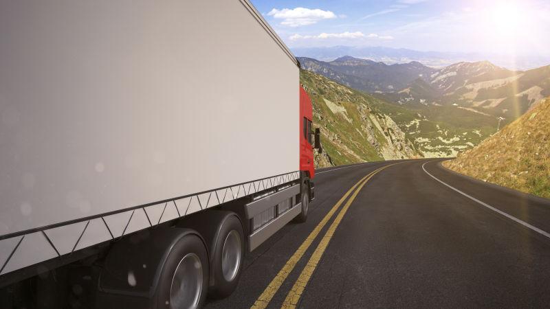 公路上的送货的卡车