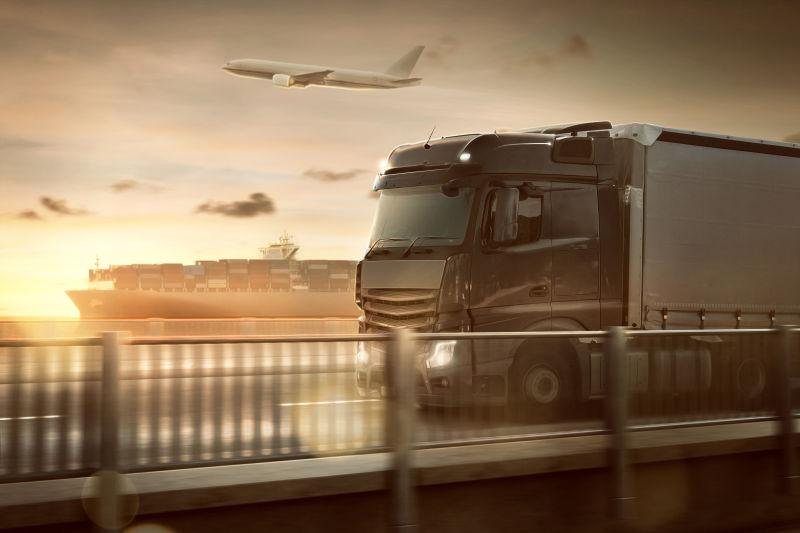 港口的运输大卡车在路上