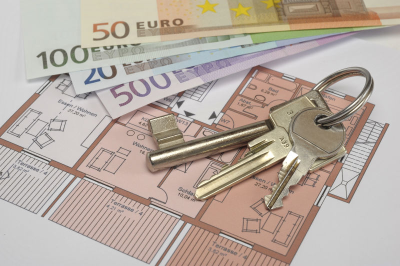 桌上的钥匙房屋图和钱