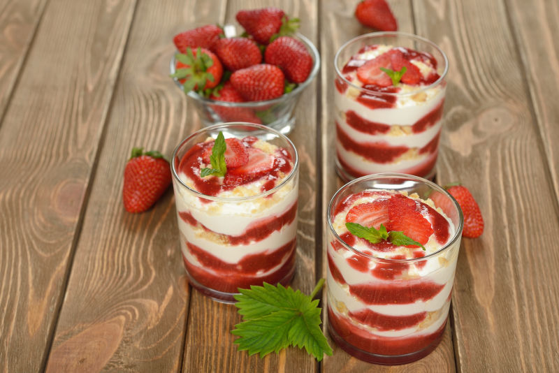 草莓牛奶甜点