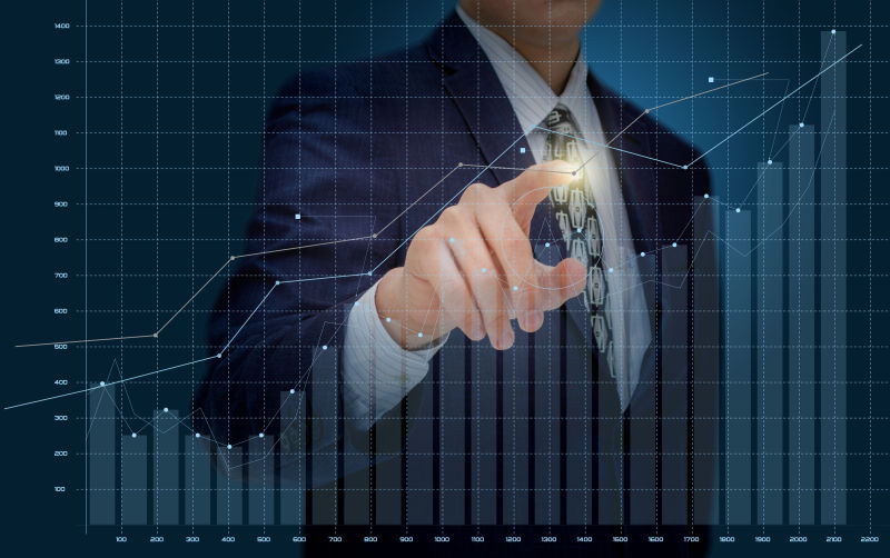 蓝色背景上的商务男人用手指触摸虚拟数据