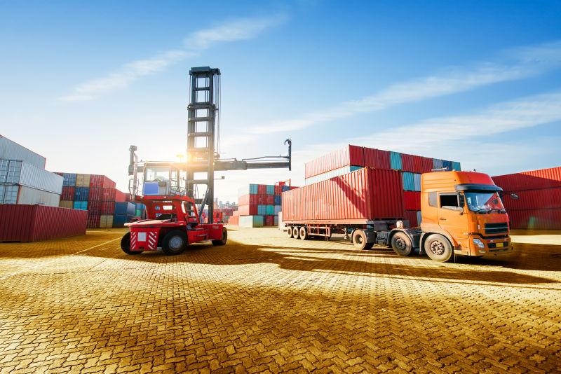 工业起重机在货船上装载集装箱