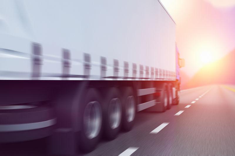 运动模糊效应下高速公路驾驶卡车