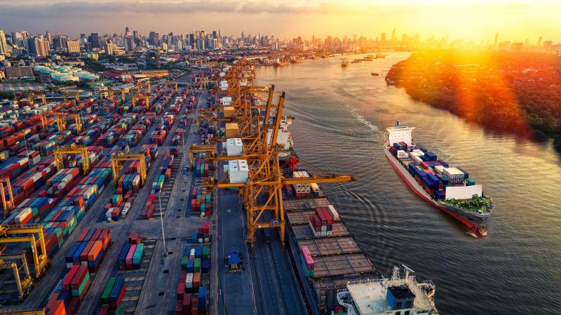 运输业背景下集装箱货船和货运飞机