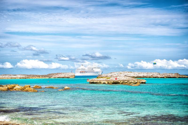 蓝绿色海洋中的游轮