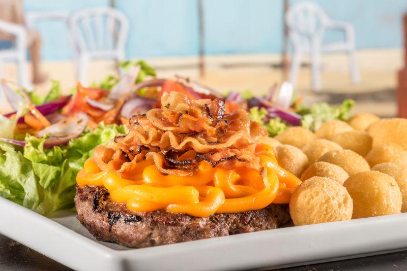 盘子的牛排和配菜