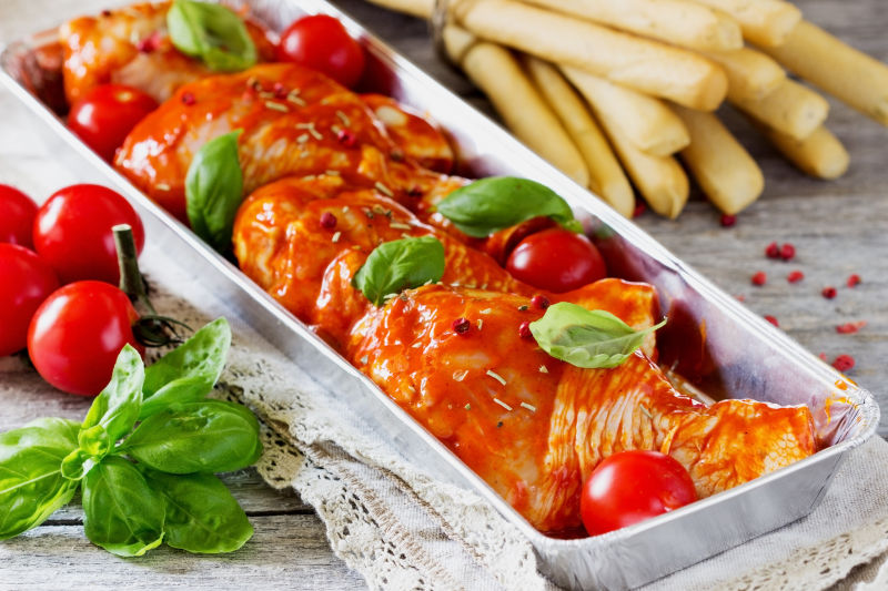 盘子里美味的红烧鸡腿