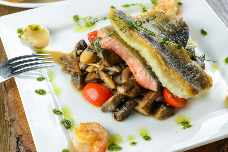 方形盘子里的美味食物